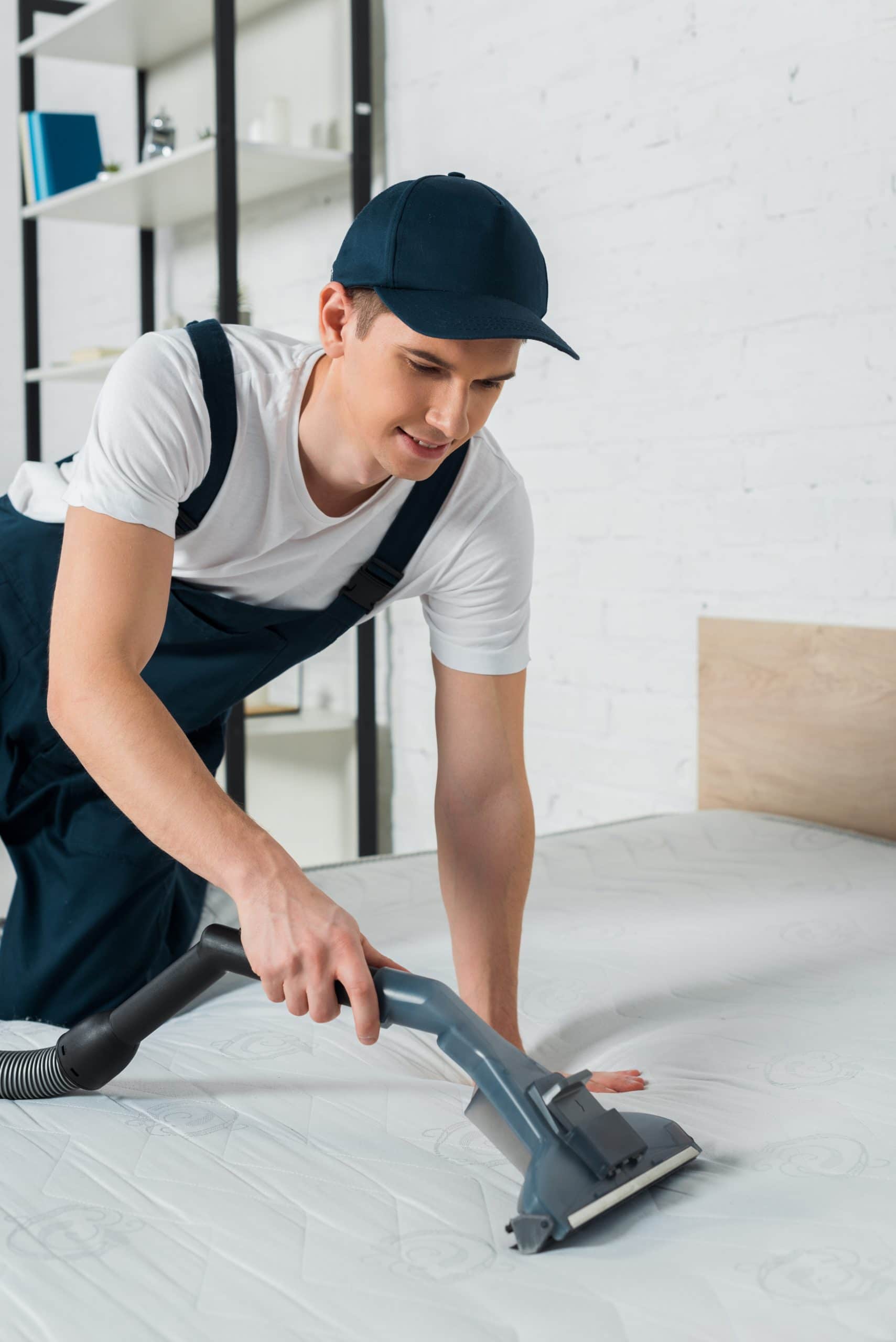 Employé passe l'aspirateur nettoyage tissu